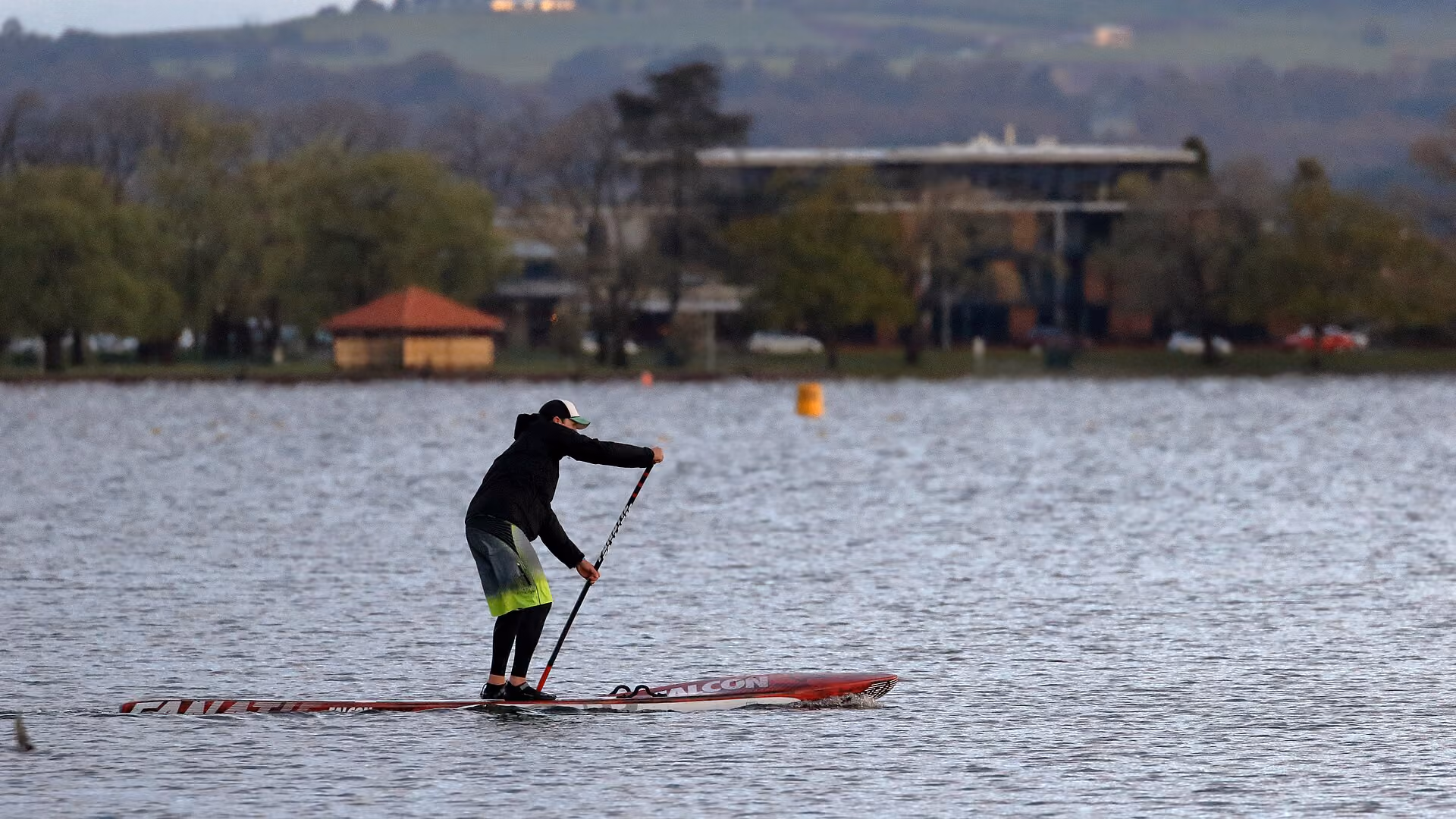 Paddleboardista na vodě